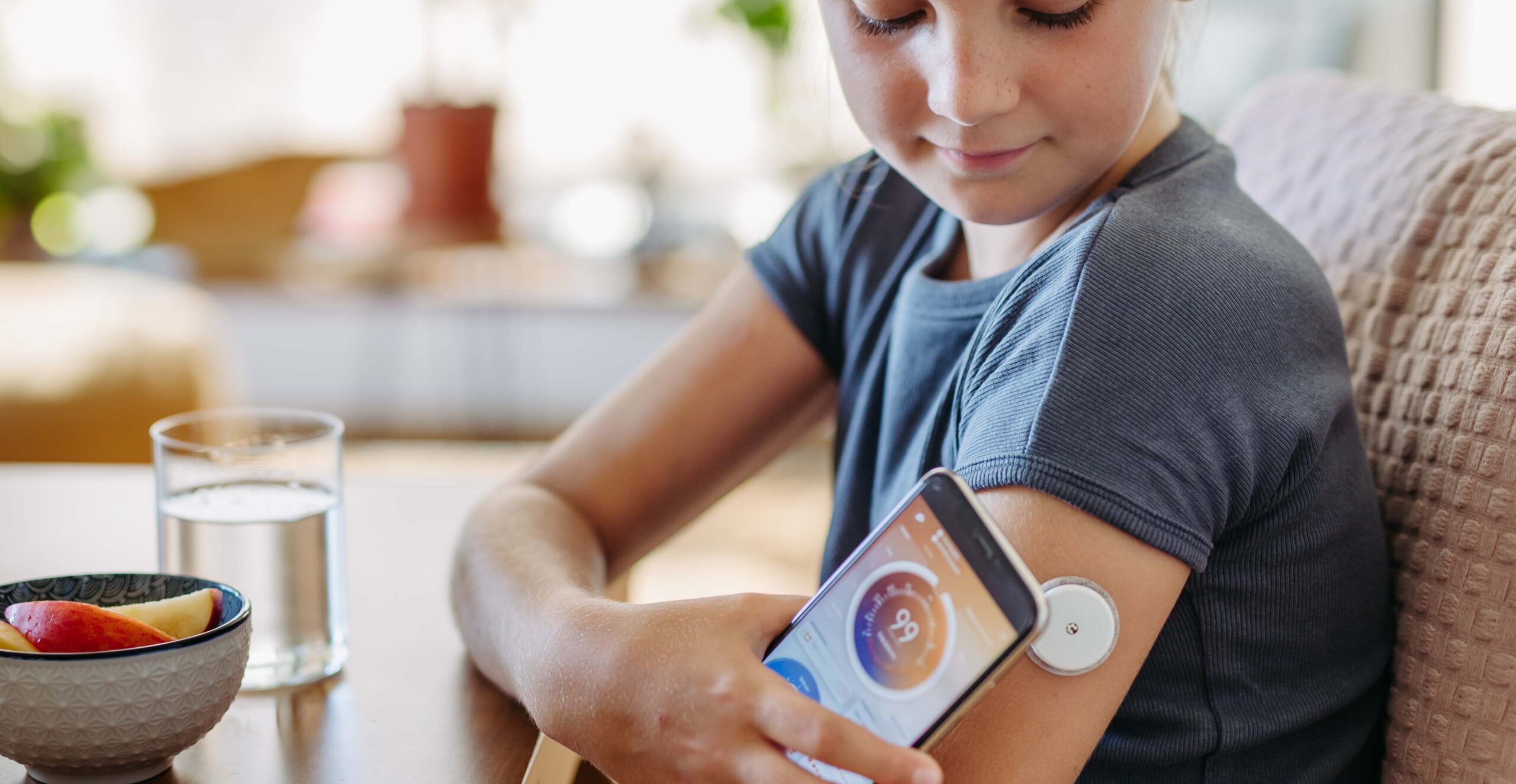 girl using glucose monitor
